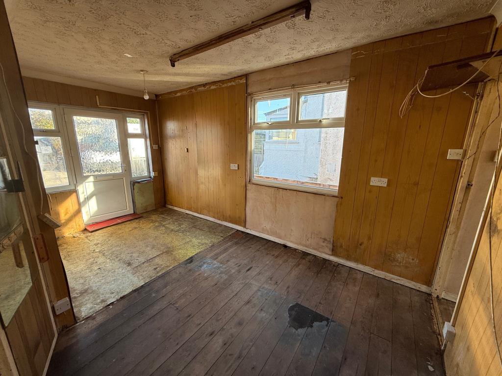 Lot: 97 - VACANT DETACHED CHALET FOR IMPROVEMENT - Living room showing front door access
